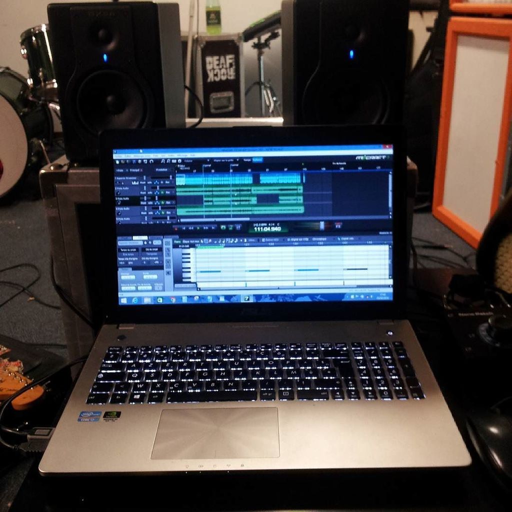 yeahrsmusic's tweet photo. Demoing new songs today.
#yeahrs #music #recording #homestudio #newsongs https://t.co/HB2knhSZjG https://t.co/FlzEGnbdJr