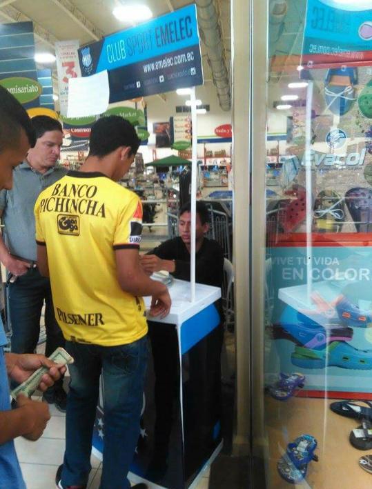 azulelectricoec's tweet photo. Todos quieren ver jugar al #Tricampeón  (foto de hoy en el Paseo Shopping de #Quevedo) #NuncaCambiesBSC https://t.co/Pbr17jWazz