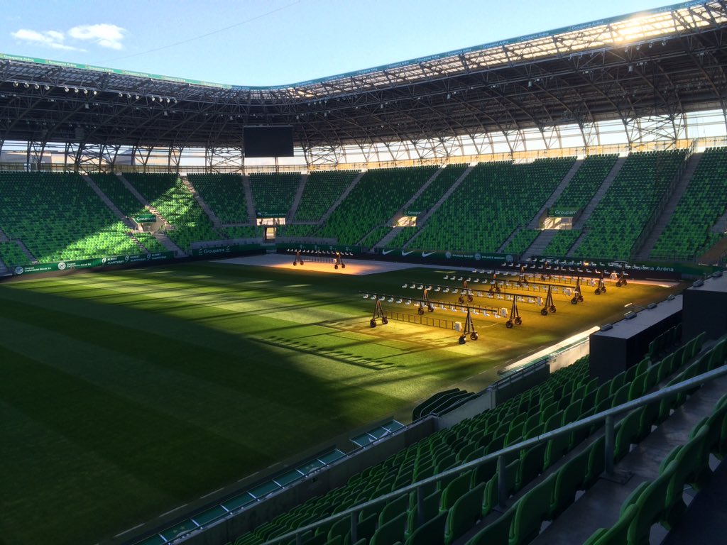 85gabormolnar's tweet photo. Good wheather. Happy Groundsman. #budapest #groupamaarena #ferencvaros #hungary https://t.co/VB3NTyozKe