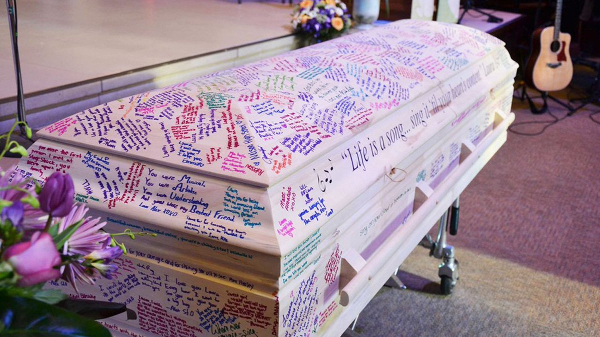 High school students use classmate's coffin as yearbook in touching tribute bit.ly/1K31VOQ?utm_me… https://t.co/GCcpgcFeVJ