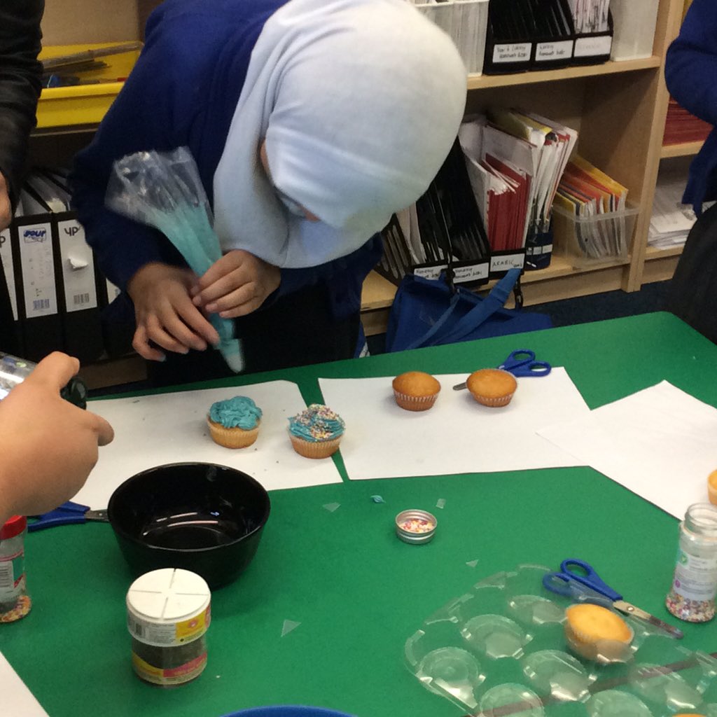 ParadisePrimary's tweet image. Friday enrichment. #baking #creative #primaryfun