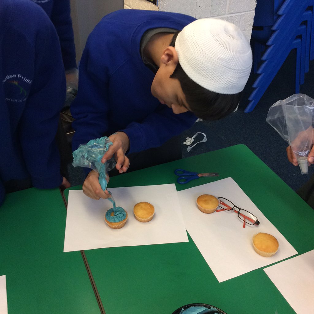 ParadisePrimary's tweet image. Friday enrichment. #baking #creative #primaryfun
