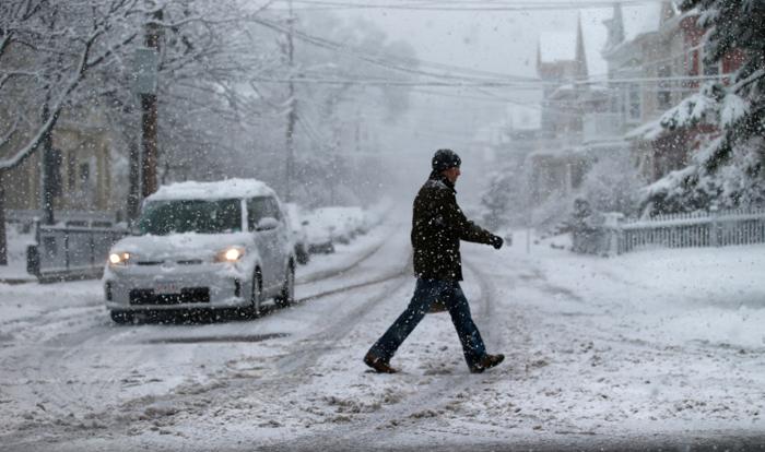 BostonDotCom's tweet photo. Baker: Commute home will be ‘especially messy’ due to the Friday snowstorm https://t.co/OpLBp5BYcu https://t.co/Prl4bDNkwr