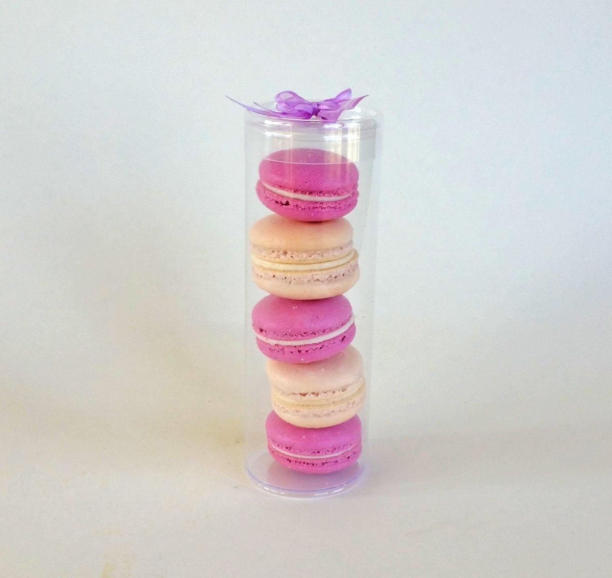 gateauva's tweet photo. Pre-order your Valentine's Day macarons and sugar cookies. https://t.co/1qU11ktNrs https://t.co/1OQvafSewC