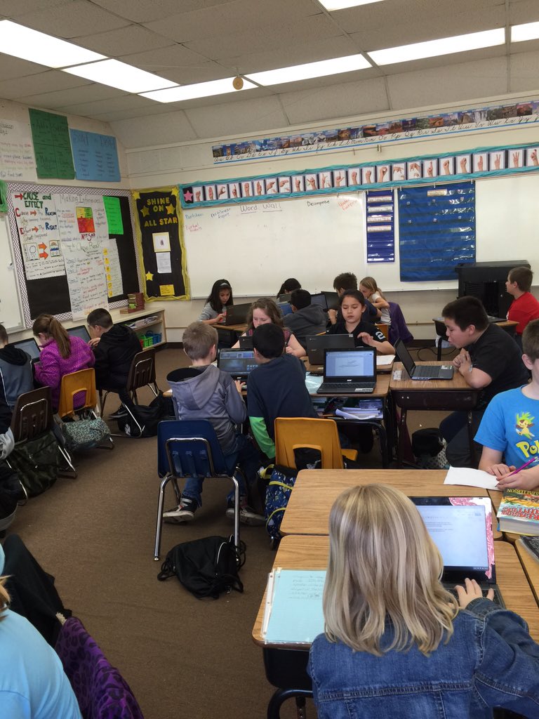 teardrajoy's tweet photo. Room 102 using technology! #techworld #murdockmallard @mesmallards https://t.co/4umEMrTZDE