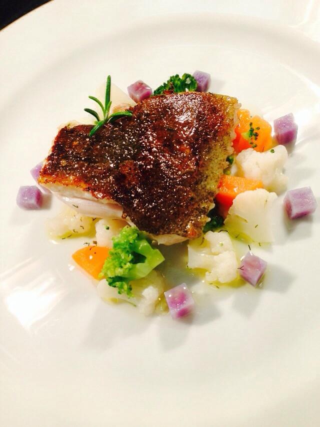 BOSCHIGNACIO's tweet photo. Rodaballo soasado con verduritas y patata violeta en @paradores #cangas #asturias #especia #foodie https://t.co/vg9LK31ShH