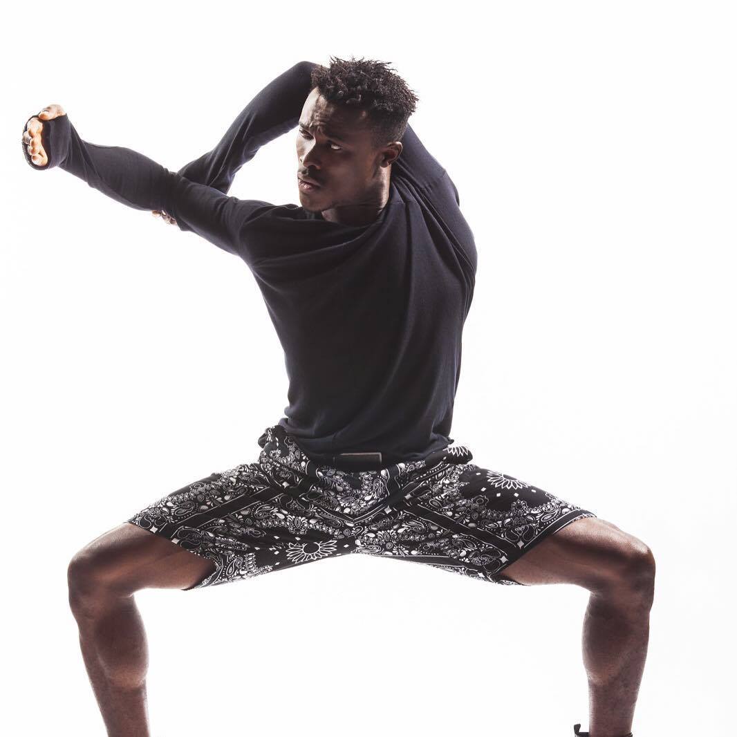 GuineeBuzz's tweet image. Babou Flex, acrobate, danseur et contorsionniste Guinéen, en pleine inspiration 💪❤💛💚 @babouflexOff #team224 #Guinee