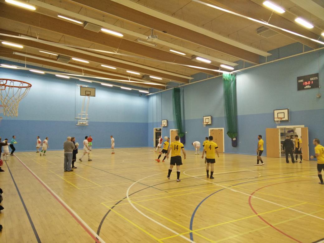 Derby night in Aberdeen. <a href="/five_cities/">Five Cities Futsal</a>  vs Brave Eagles. Warming up!@ScottishFutsal  @sfa_north
