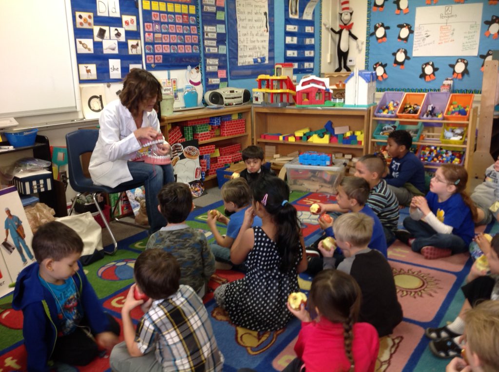MoragaMrs's tweet photo. Learning how to take good care of our teeth- healthy food, brushing and flossing! https://t.co/WpVmWM3LoN