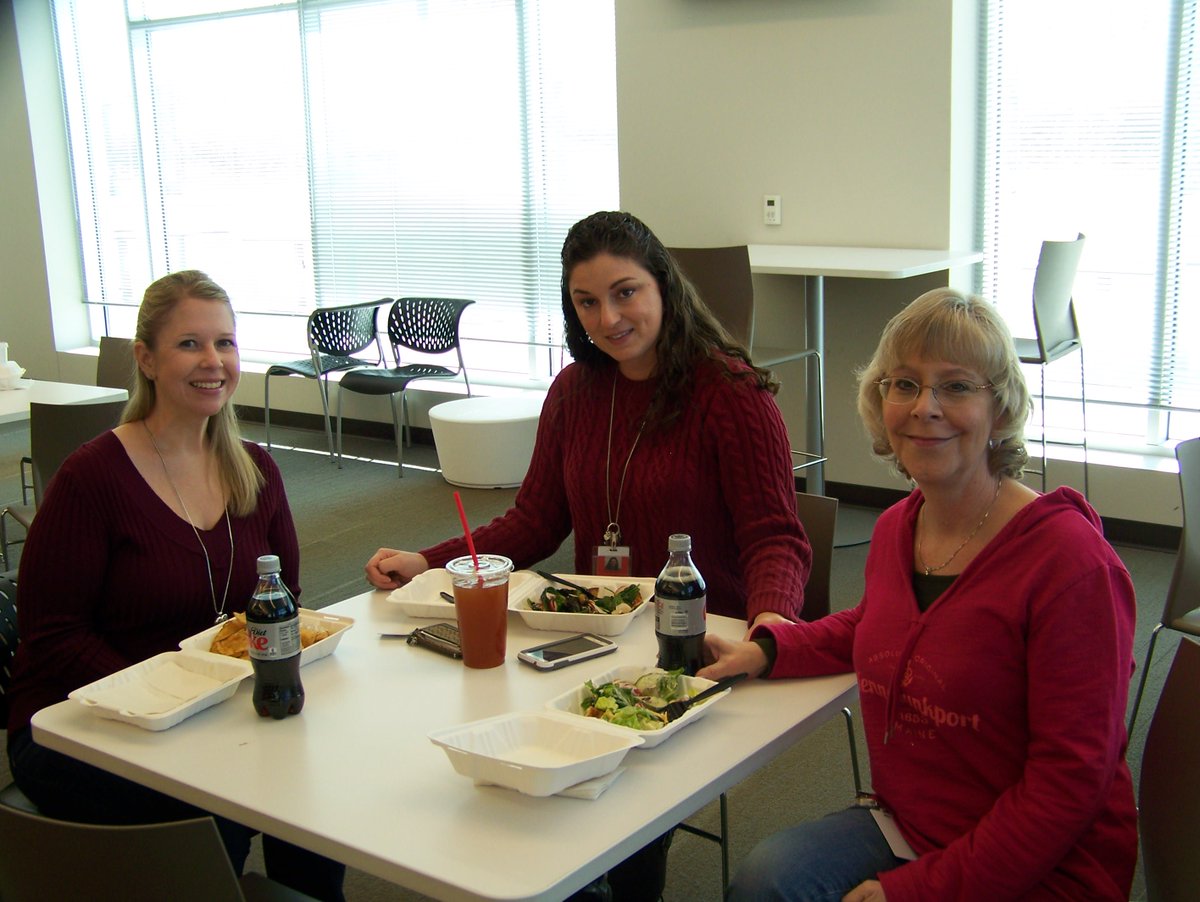 radicalchange1's tweet photo. Frisco team members ROCKING their RED with some good eats! #GoRedConifer #unity #service #integrity #respect https://t.co/MIJTjp3D9h