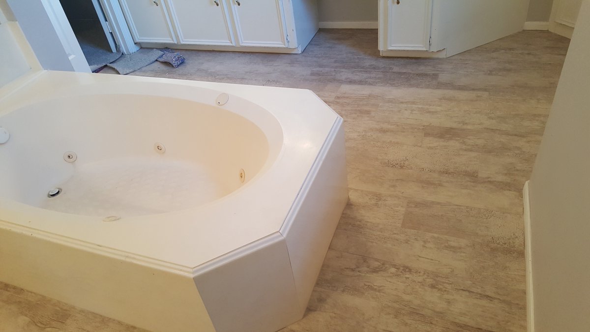 FloorTimes's tweet photo. Amazing upgrade for floors completed! Smoke laminate,gorgeous 8x36 tiles with custom mosaic! #Floorlife #Houston #TX https://t.co/pSEOo0IDUr