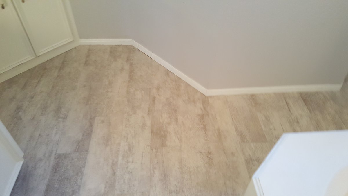 FloorTimes's tweet photo. Amazing upgrade for floors completed! Smoke laminate,gorgeous 8x36 tiles with custom mosaic! #Floorlife #Houston #TX https://t.co/pSEOo0IDUr