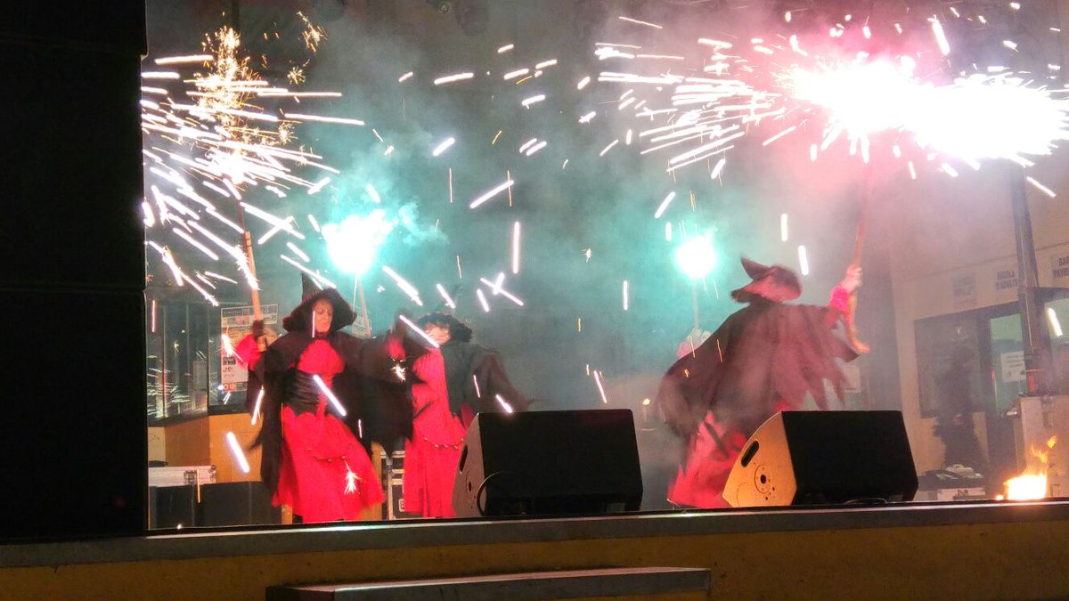 Culturaripollet's tweet photo. La llegenda del Vell i la Vella i espectacle de les @bruixesripollet a la plaça Joan Abad #CarnavalRipollet16 https://t.co/2RV1juiLW8