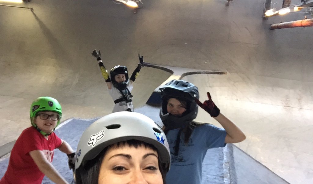 NinaBurrito's tweet photo. First time bowl sesh @RaysMTB @foxwomens #foxbmx #rayswomensweekend #foxheadinc https://t.co/OBIp5oVuGc