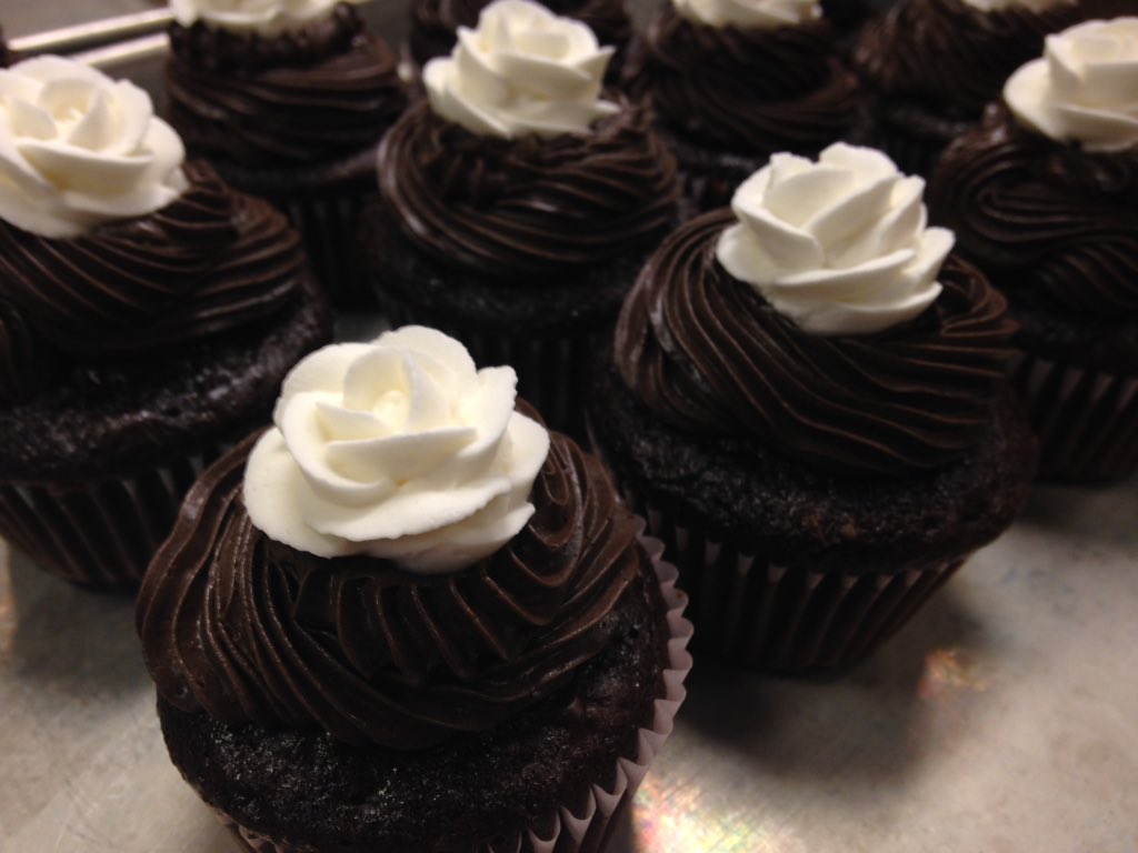 Celebrating #ffyork with #iloveyorkcity themed White Rose cupcakes. See you tonight!