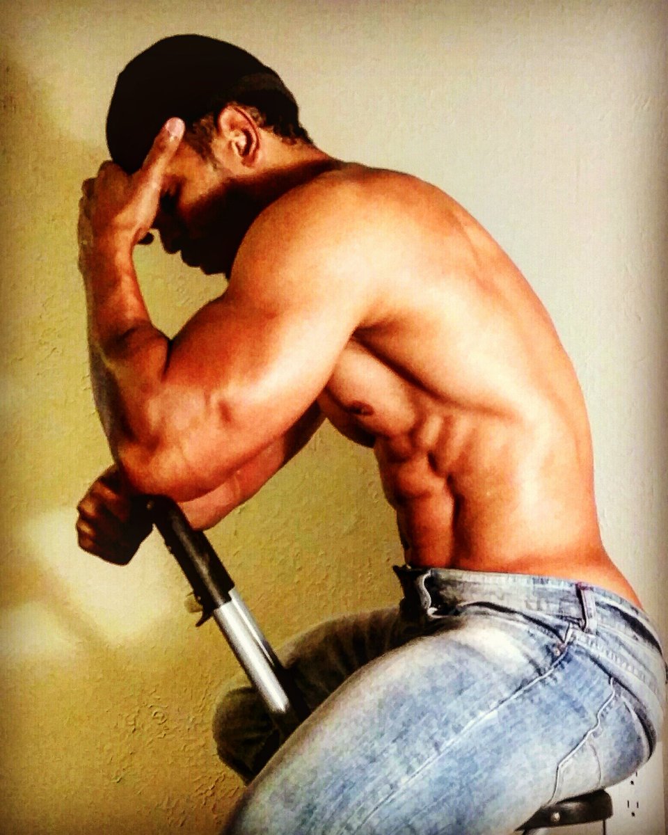 BeMoore7's tweet photo. Happy Friday! #FlexFriday #BMooreFit https://t.co/cZDUB8RScf