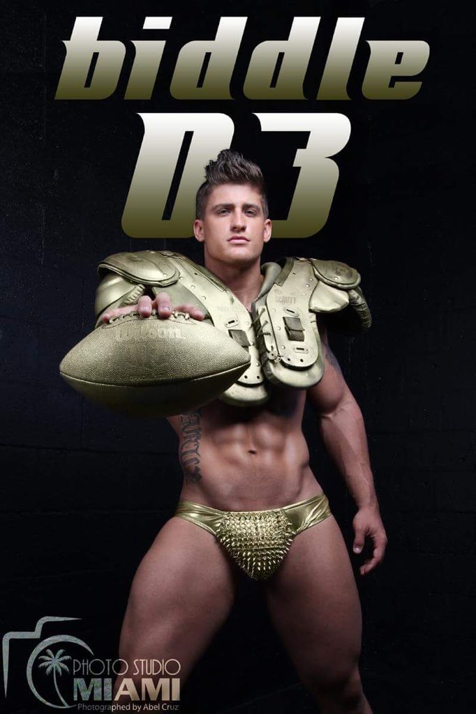 Going for gold! It's superhunk <a href="/Quinncidence8/">Quinn Biddle</a> ready for this weekends #SuperBowl wanna play ball ladies? Enjoy x