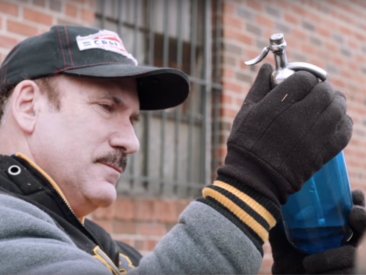 Eater's tweet image. Watch: Seltzer water is a dying art in New York City eater.com/2016/2/4/10919…