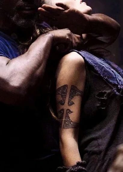 @kimshum. why did you change lexa's arm tattoo? pic.twitter.com/OsRBW2...