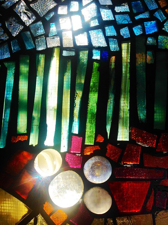 CplusP8237's tweet photo. Detail re-purposed clear and stained glass, coins, marbles, + skeleton keys! https://t.co/bEgwCnPLuJ  #stainedglass https://t.co/AtGxzAVrpr