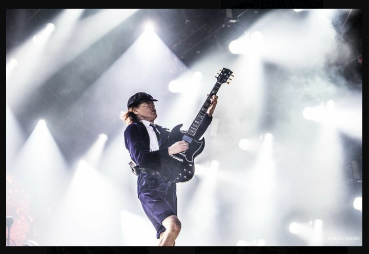 acdcrideon's tweet photo. The man is back in town.
Don't you mess me around..
Angus and @acdc hit Vegas tonight.
*Gulp* https://t.co/VX20WdoxqY