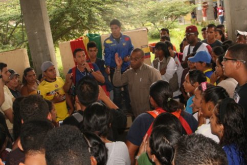 gorzazu's tweet photo. #A35MesesDeTuSiembraComandante Rector d la #UDSurCojedes en @laligaenVTV desmintiendo verdades dl pueblo trabajador https://t.co/BGumESwwyj