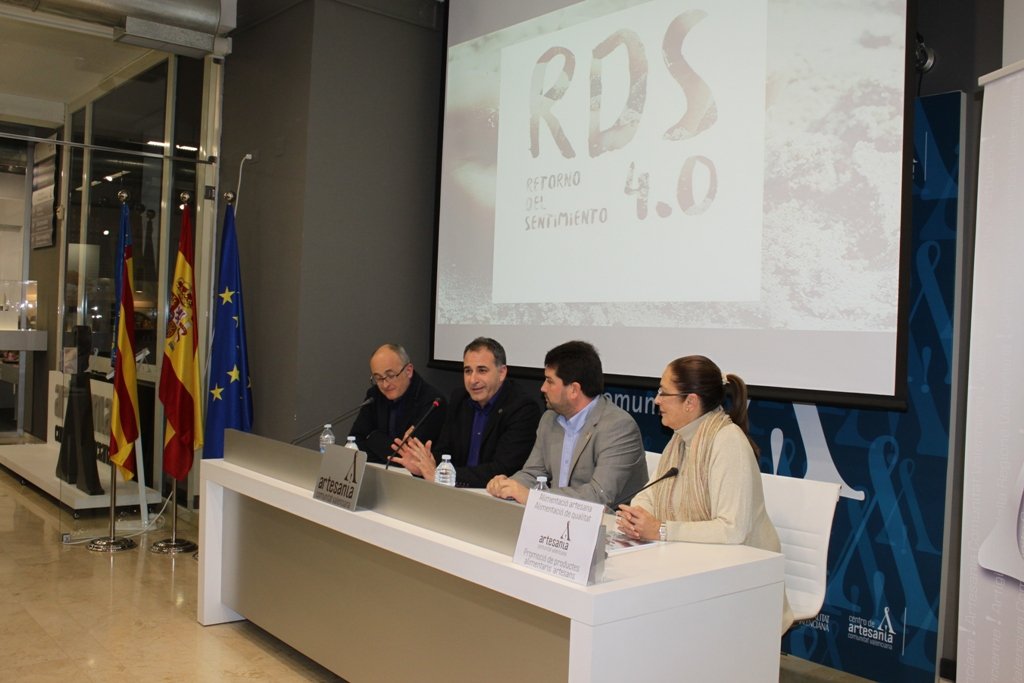 GVAinicotur's tweet photo. .@NatxoCosta amb el disseny i artesania en inauguració exposició @RDS_2016 @GVAartesania @UPV @GVAinforma https://t.co/1WRrywd7ey