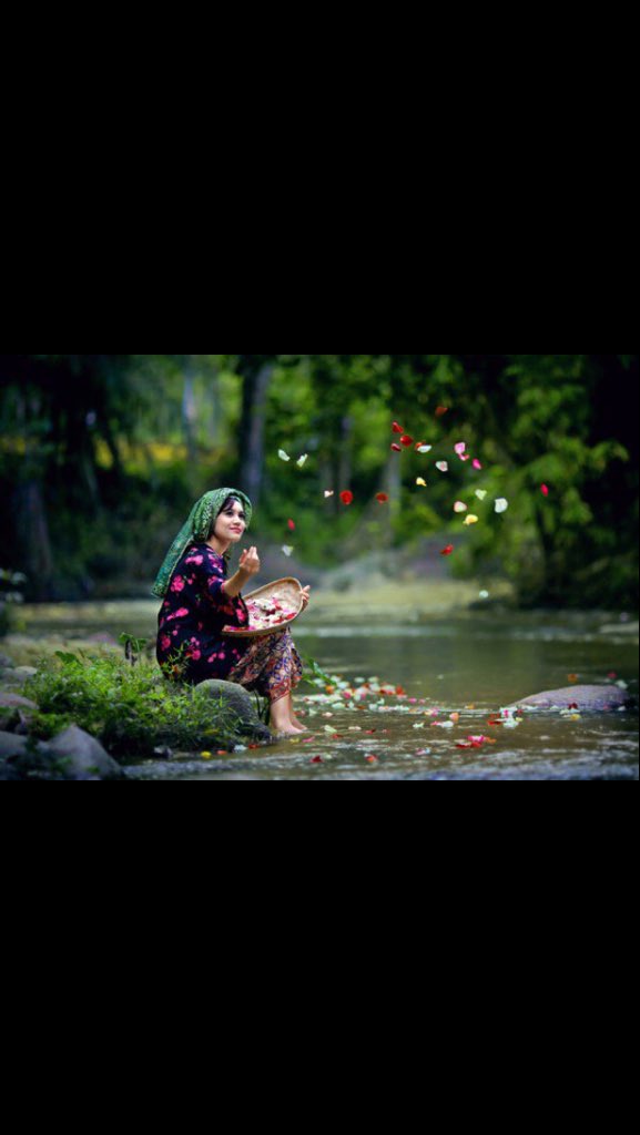 تسوّل الورد بين ايديك .. لا تنْهريه !
من حاجته طاح قدامك يقبل قدمْك ..
ㅤ
#بدر_الكبيح 
#معرض_وتعليق