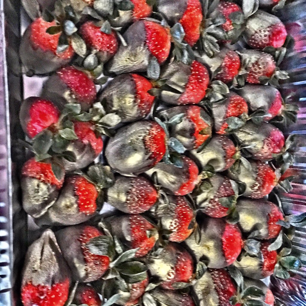 Crystal Wood On Twitter Alcohol Infused Chocolate Covered Strawberries W Gold Dust Lesbellefleurs Outgoingqueen Mardigras Coastlife Https T Co Fkskk93crp
