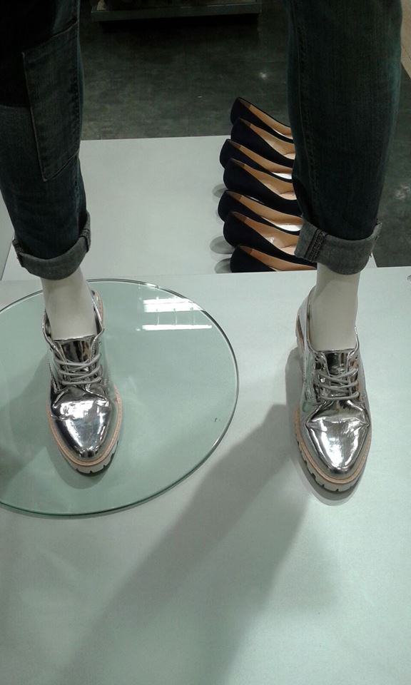 Kaplota's tweet photo. #zapatos #cya #shoes #colorplata #silvercolour #lahoramagica737 https://t.co/EMcZkCqoVg https://t.co/iScnUlEXX3