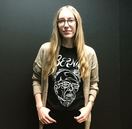 thepeoplesbern's tweet photo. Kim in our unisex black Bernie tee. Lookin' good, girl. #ThePeoplesBern #FeelTheBern #CaucusForBernie #Bernie2016 https://t.co/LZBsmozbDo