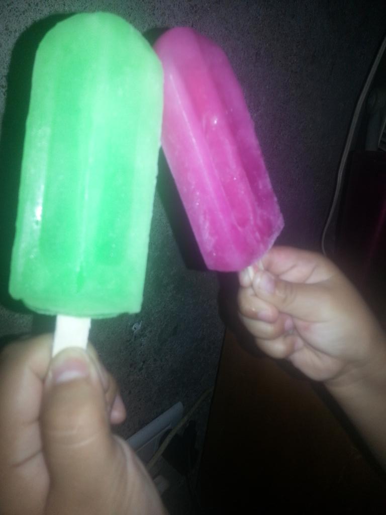 Kaz88234366's tweet photo. #CombateImparable comiendo helado con mi nena aguante él equipo rojo saludo de mendoza y mas a emi q te vas a quedar https://t.co/GFphYKqVaM