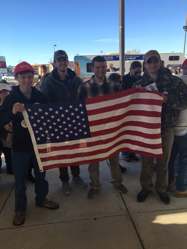 TrumpStudents's tweet photo. Working the line as thousands of people begin to form in Florence! #studentsfortrump #Trump2016 #TrumpTrain https://t.co/kkzBRrDqub