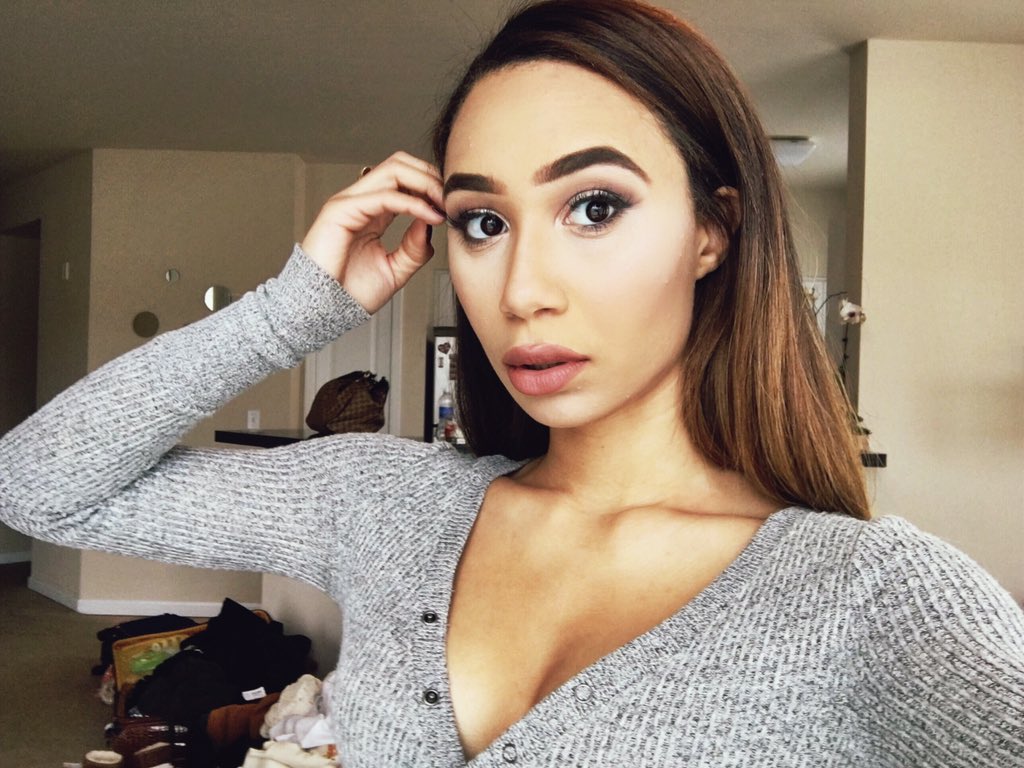 lifeaseva's tweet photo. When you wear pajamas as normal clothes 💁🏻 https://t.co/zMM606UQGz