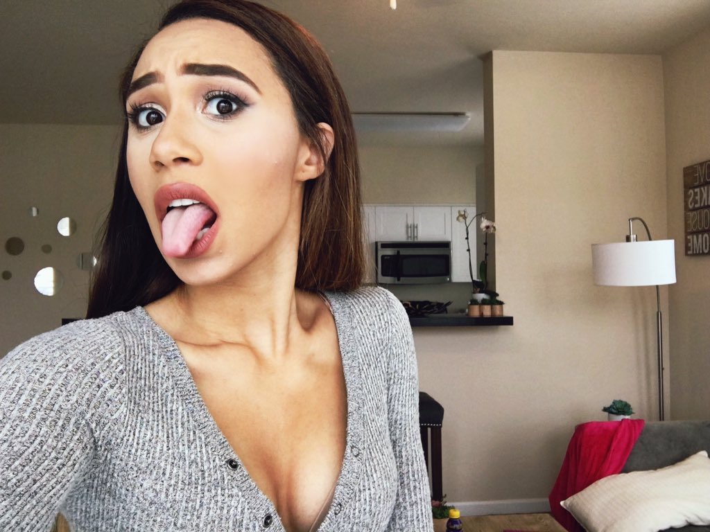 lifeaseva's tweet photo. When you wear pajamas as normal clothes 💁🏻 https://t.co/zMM606UQGz