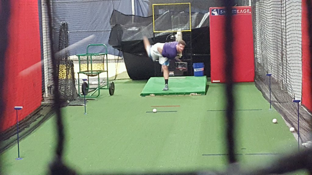 DiamondPros's tweet photo. @GregRoss0604 of the @Orioles testing out @SmartKage at @DiamondPros tonight! #latenighttraining https://t.co/8eDdEaSIxK
