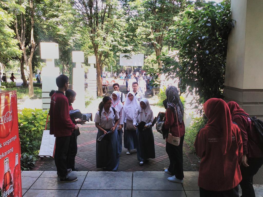 [SEMIFINAL STATION 2016]
Peserta sudah mulai memasuki Gedung SCC untuk mengikuti seminar siswa.
#PRS2016#STATION2016