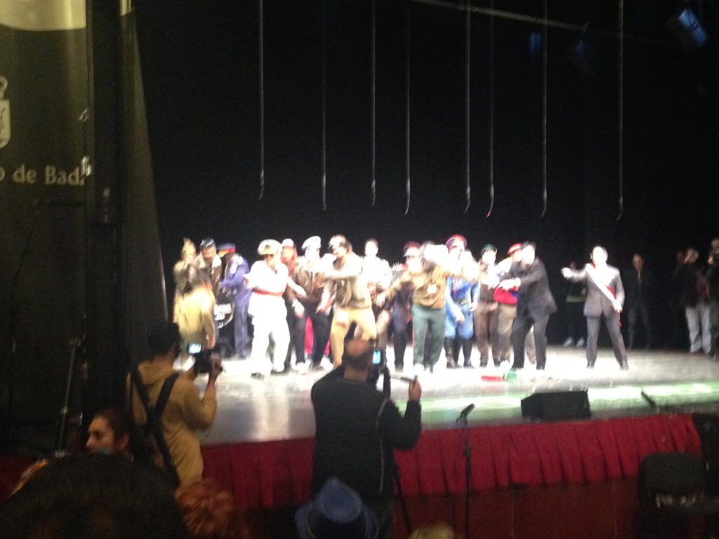 miriamfRua's tweet photo. Los ganadores del concurso de #murgas están en el escenario con el teatro lleno #COMBA2016Final https://t.co/WdkoR8hKrP