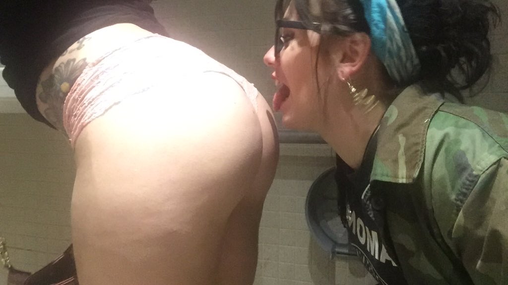 ryliegates's tweet photo. One beer had her like #eatdatbutt https://t.co/KMEfsdMBMS