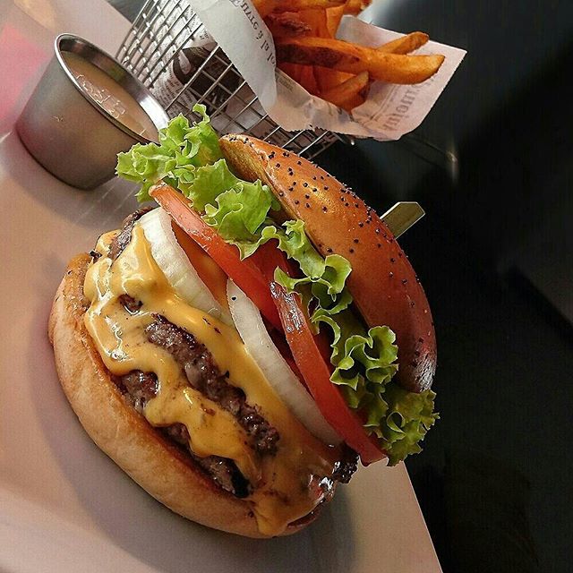 ChefPepperRD's tweet photo. Devora la oferta #AngusCheeseBurger RD$295 AGRÁNDALA con papas y bebida a doble carne y queso por RD$105 más #Yummy https://t.co/ePSBWAQ1Nl