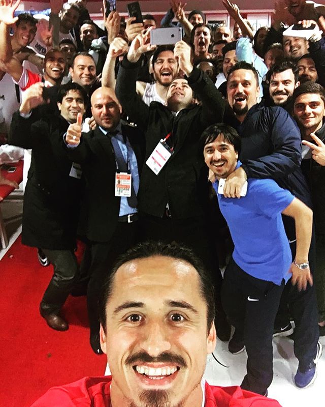 fanatikcomtr's tweet photo. #Fenerbahçe'yi 4 golle deviren #Antalyaspor'dan galibiyeti selfie'si! https://t.co/dXA6SmGvcu