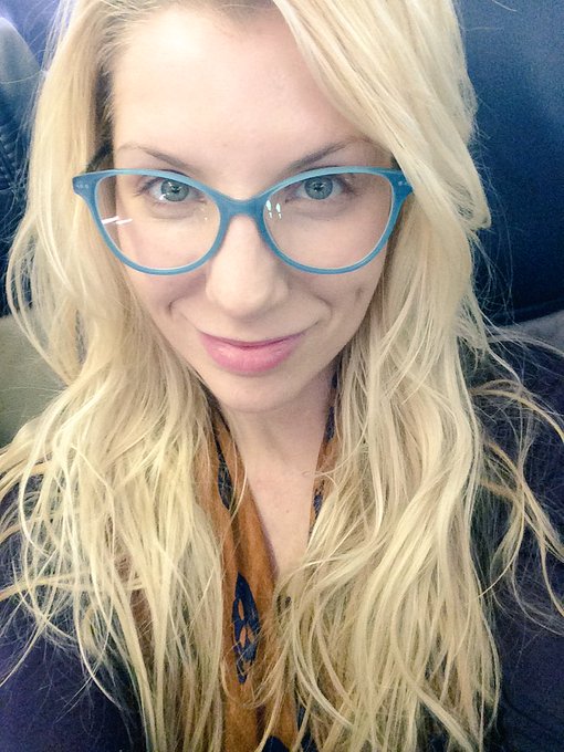 Boarded Zooooooom ✈️ #nomakeup Middle seat but still smiling ? https://t.co/vub9lA47cu