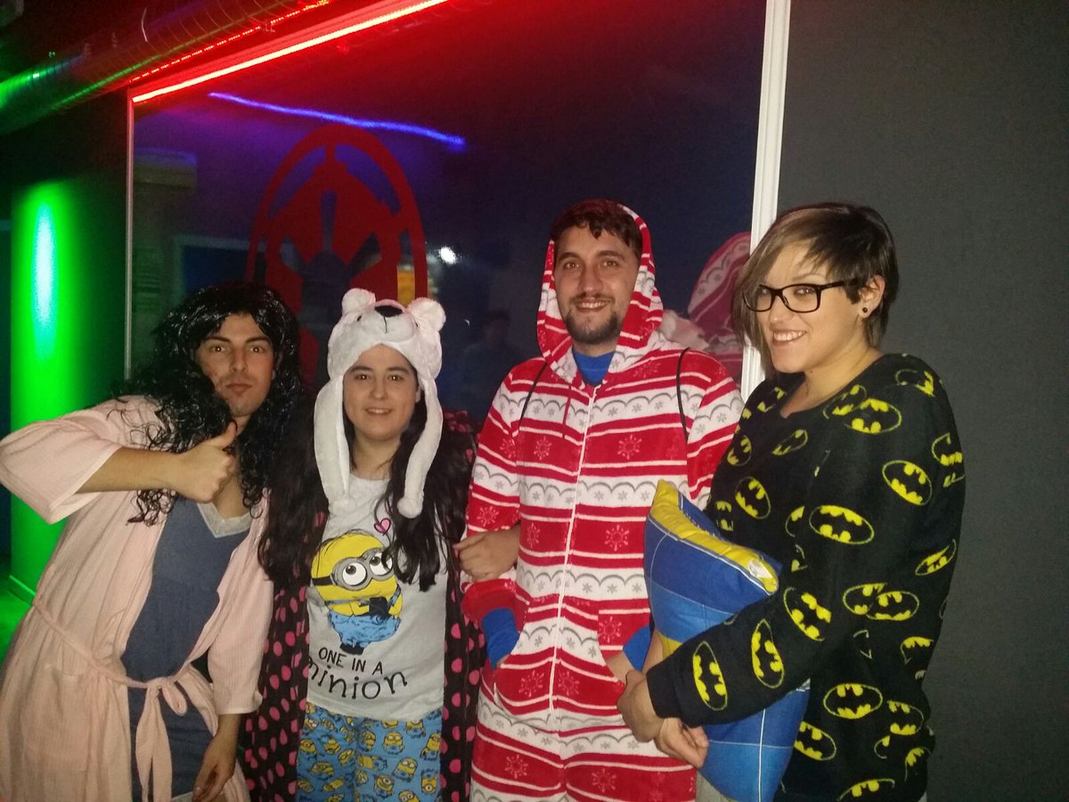 RaulKuku's tweet photo. @CalleLeonOnFire en el the dark side pijameando un rato. Dar retweet que lo petamos 😝😝😝😝 #CarnavalesCalleLeon https://t.co/HPX9mrwwsN
