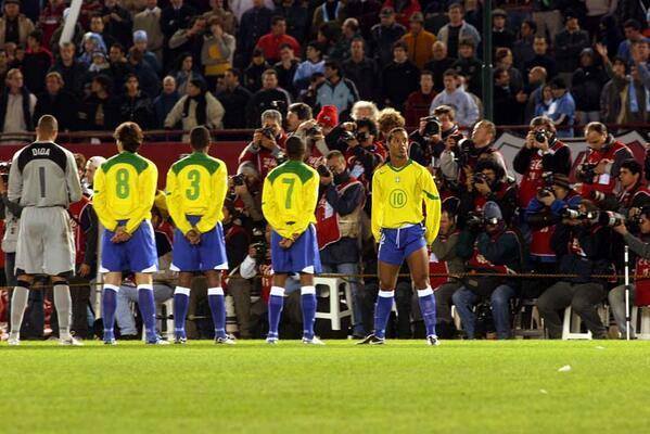 MotivacionesF's tweet photo. Ronaldinho es diferente... https://t.co/oLnkzk4tgZ
