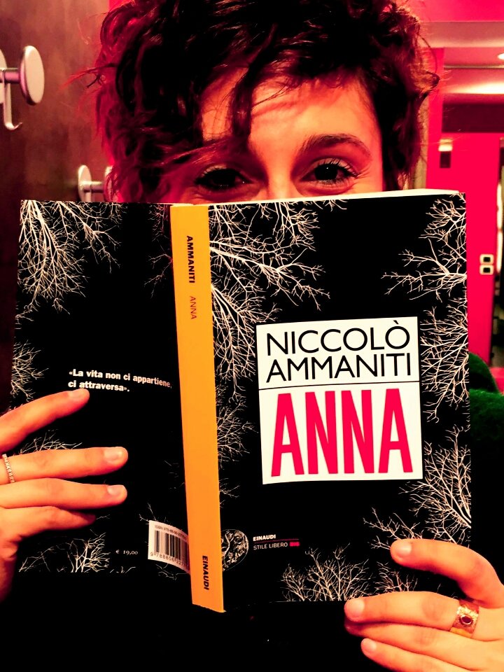 La vita non ci appartiene, ci attraversa #Anna <a href="/Ammaniti_NL/">Niccolò Ammaniti</a> <a href="/Einaudieditore/">Einaudi editore</a> <a href="/Librorcia/">Librorcia</a> <a href="/Librimmagine/">Il Lettore Forte</a> <a href="/CircoloLettori/">Fondazione Circolo dei lettori</a>