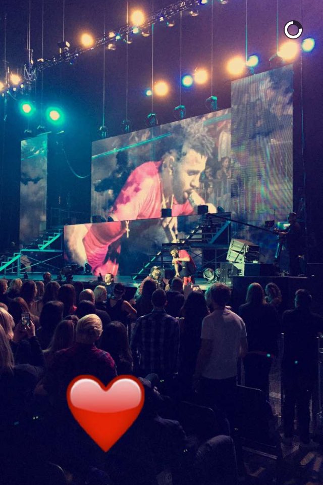 lovingtrendpear's tweet photo. Eleanor and Megan on snapchat! They were at the Jason Derulo concert (Little Mix played there also) ππ #jdrulesβπΌβ€οΈπ https://t.co/XSgSzGQd8l
