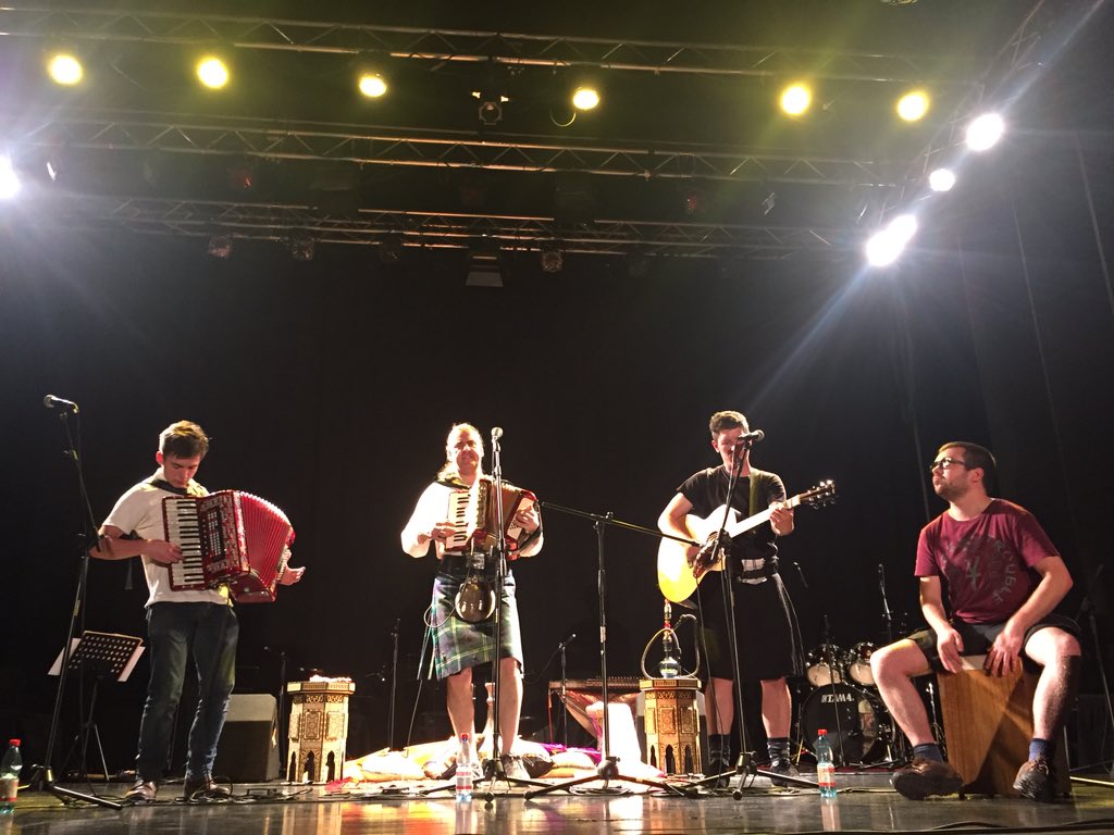 AlvaroBrauchi's tweet photo. Directo desde Escocia a #VillaAlemana The Shandoneers ahora en el Teatro Pompeya en el Festival de Música Inmigrante https://t.co/JgLS2tdjUv