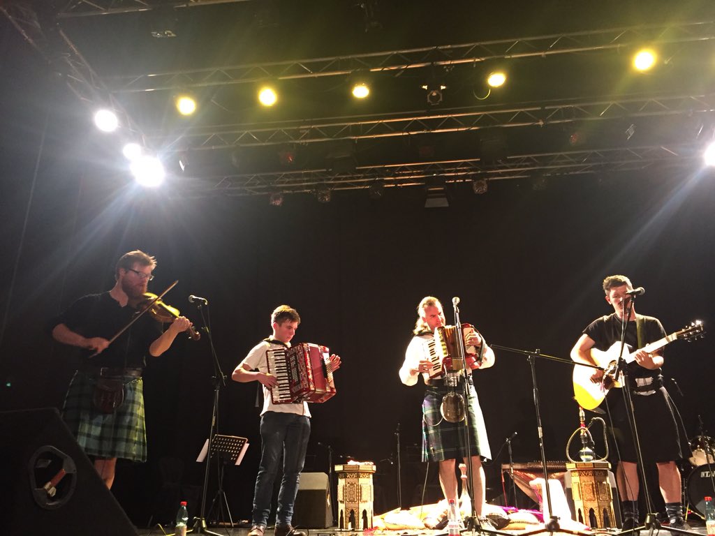 AlvaroBrauchi's tweet photo. Directo desde Escocia a #VillaAlemana The Shandoneers ahora en el Teatro Pompeya en el Festival de Música Inmigrante https://t.co/JgLS2tdjUv