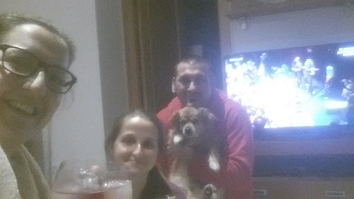 eli_inparadise's tweet photo. Viendo la final desde conil con nuestro perrito Pepe!! A aguangar toda la noche.. Caiiiiiii!!!!🎭👏 #eltangaiF https://t.co/EzQqmBI1KH