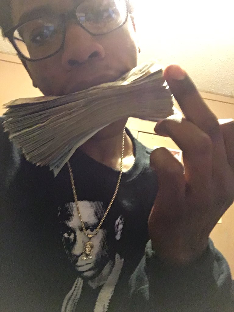 Free_Bandz_813's tweet photo. Niggas after they get they income taxes https://t.co/JVCJPpp7MA
